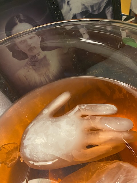 Mains Glacées Halloween pour Cocktails 